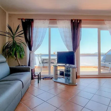 Apartament 4 *