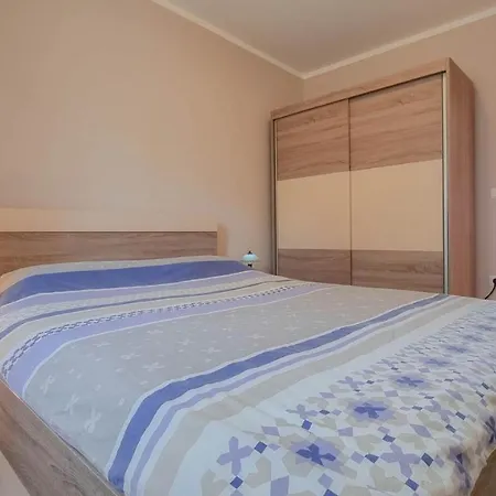 Apartament 4 *