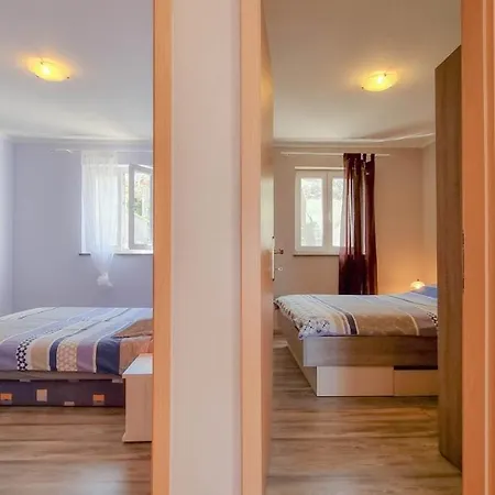 Apartament 4 *