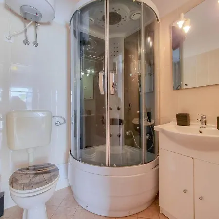 Apartament 4 *